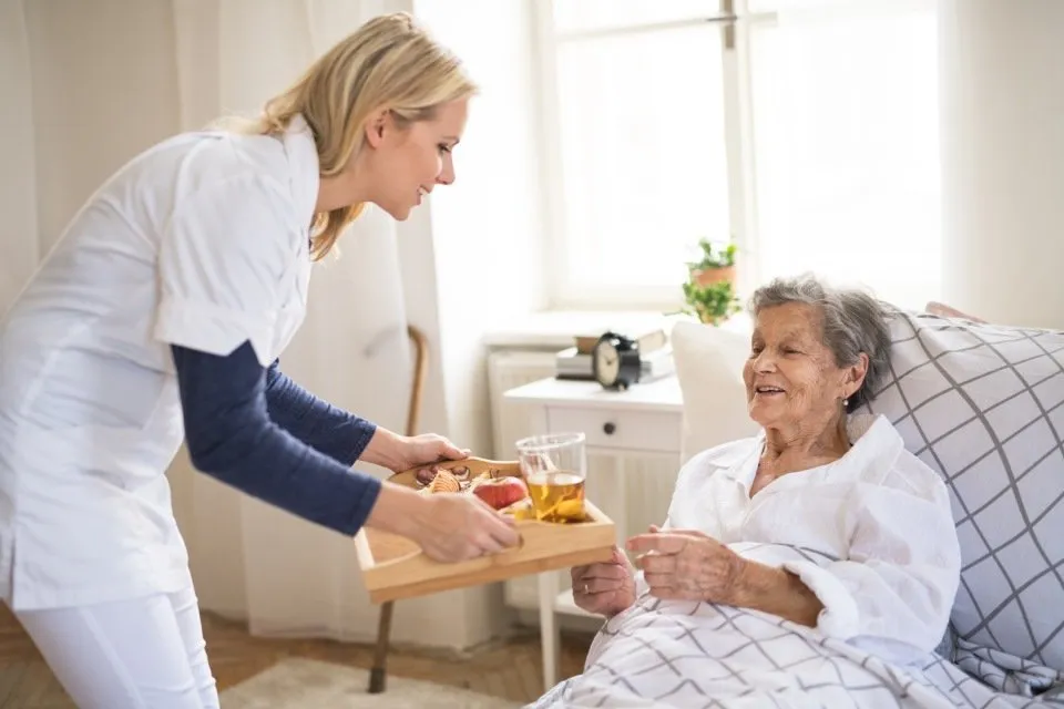 Aseo personal - Cuidadora ayudando con la alimentación